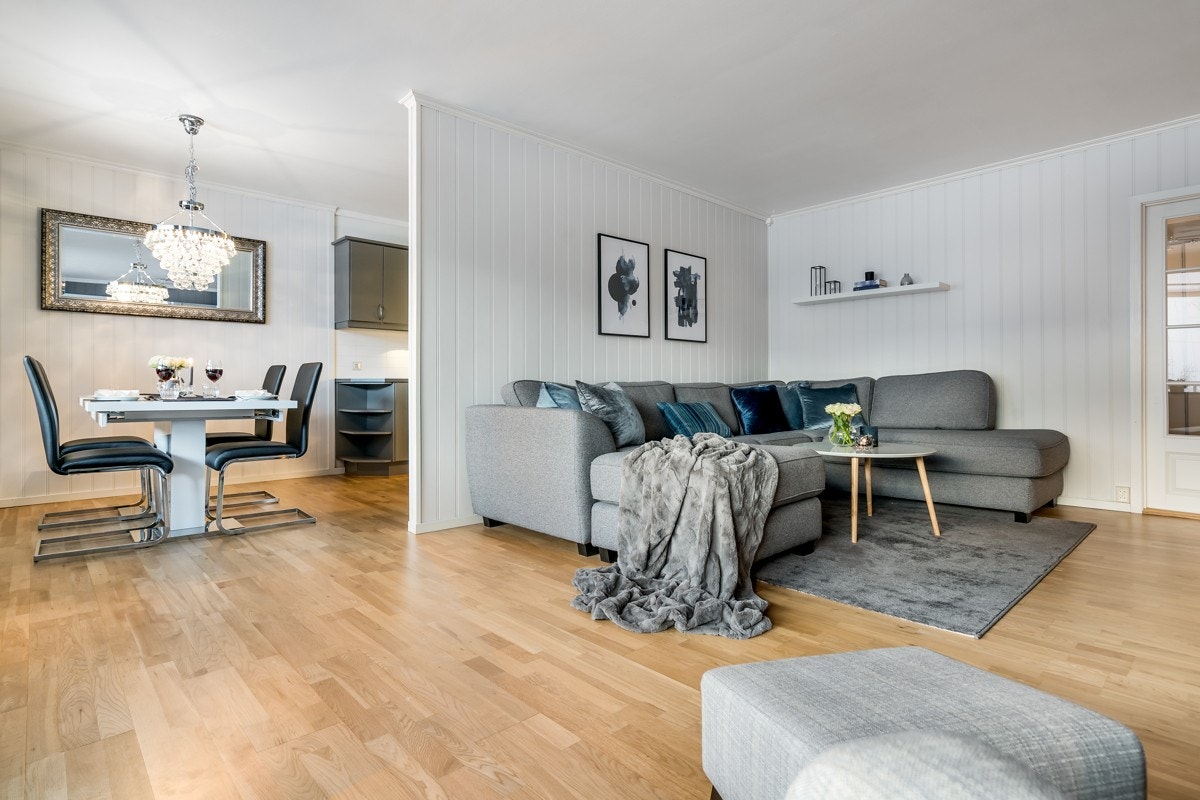 Stuen er 29,5 kvm og har store frontvinduer som sender dagslyset inn i rommet. Galleribilde