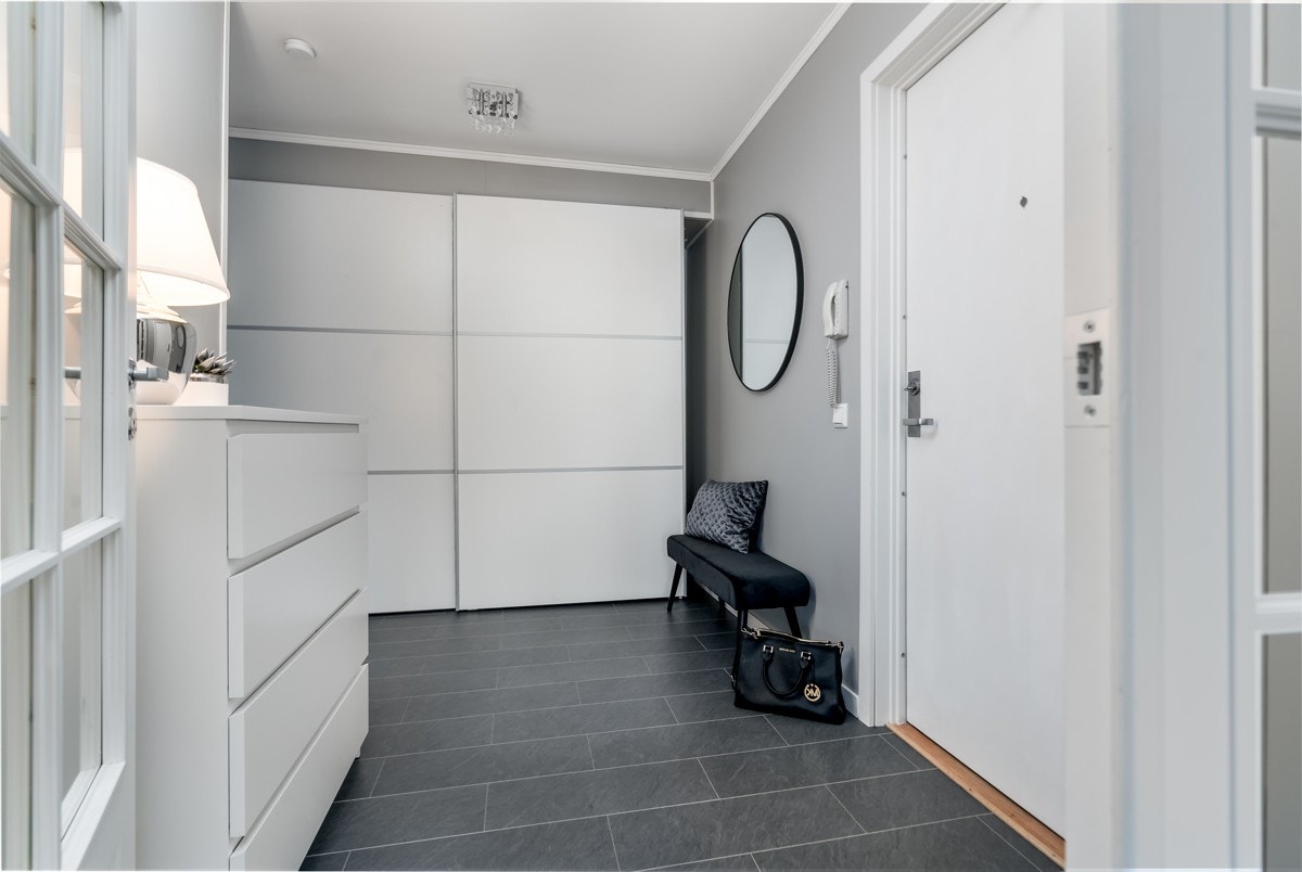 I entreen, som er på hele 11,5 kvm, er det innredet med romslig skyvedørsgarderobe. Gangen har nylig blitt nymalt. Galleribilde