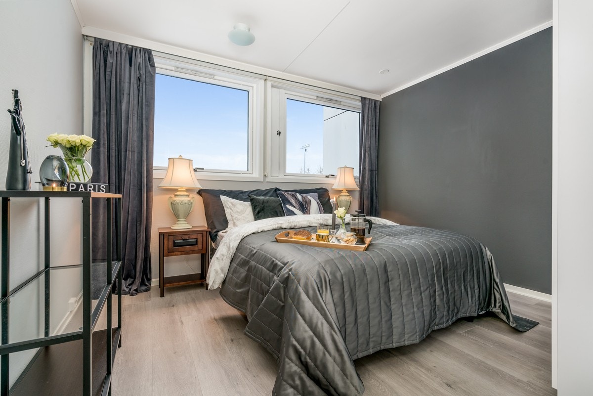 I den bakre delen av leiligheten ligger to romslige soverom med vinduer vendt mot rolig område. Galleribilde