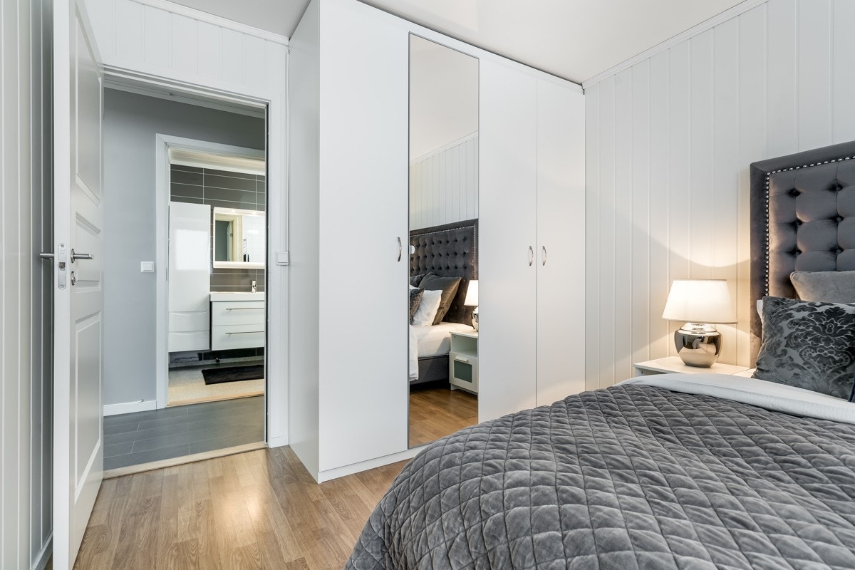 Det er garderobeskap på begge rommene. I tillegg er det bod på balkongen, to boder i kjelleren og én i fellesgang. Galleribilde