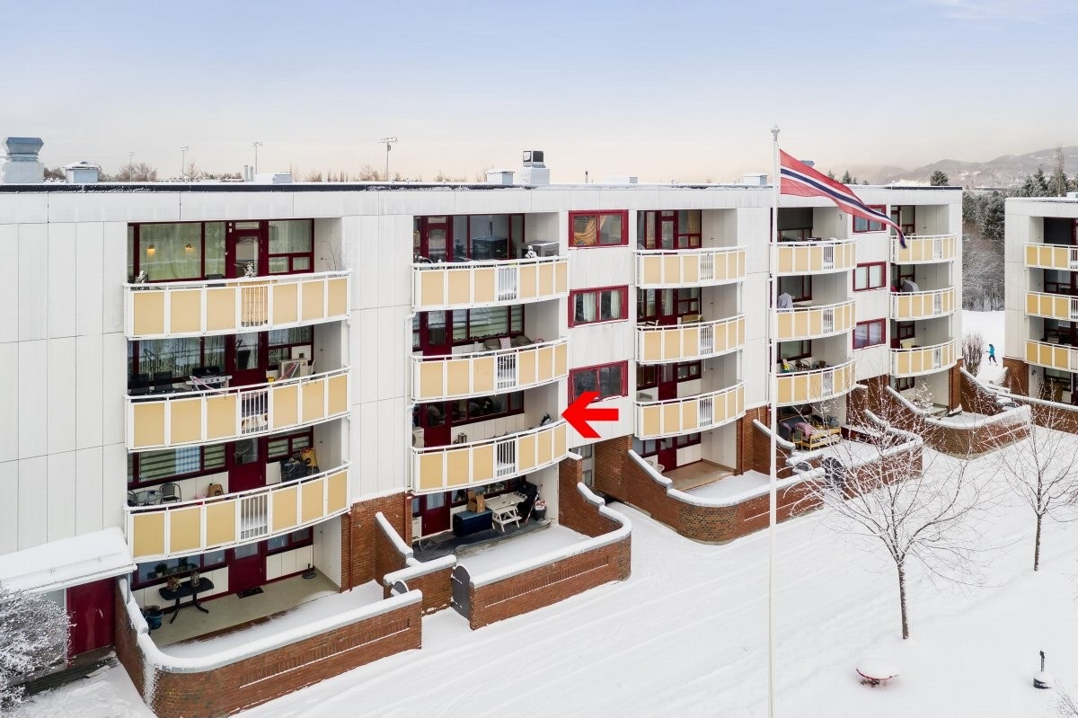 Avmerket fasade - Leiligheten ligger fint til i andre etasje og disponerer to parkeringsplasser og tre gjesteparkeringer. Galleribilde