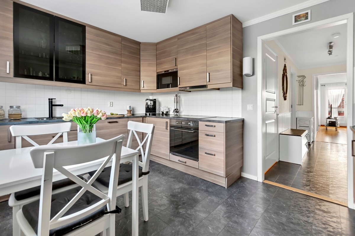 Kjøkkenet er romslig og trivelig, og innehar tidsmessig, takhøy innredning med god benke- og lagringsplass Galleribilde