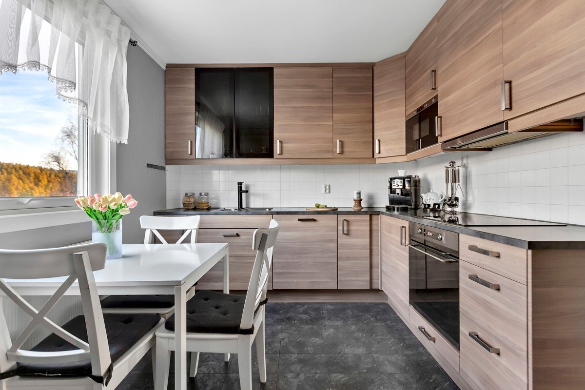 idere er kjøkkenet utstyrt med integrerte hvitevarer og har induksjonstopp, stekeovn, oppvaskmaskin, kjøleskap og fryseskap Galleribilde