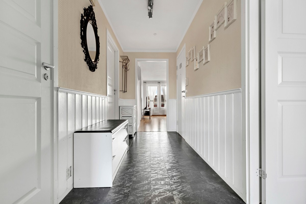 Boligen har en lys og innbydende entrè som gir et godt førsteinntrykk av leiligheten Galleribilde