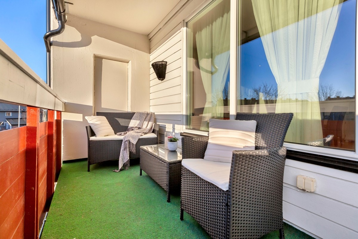 Rugdeberget 6 er en lys og tiltalende 3-roms andelsleilighet med gjennomgående planløsning og normal, god standard Galleribilde