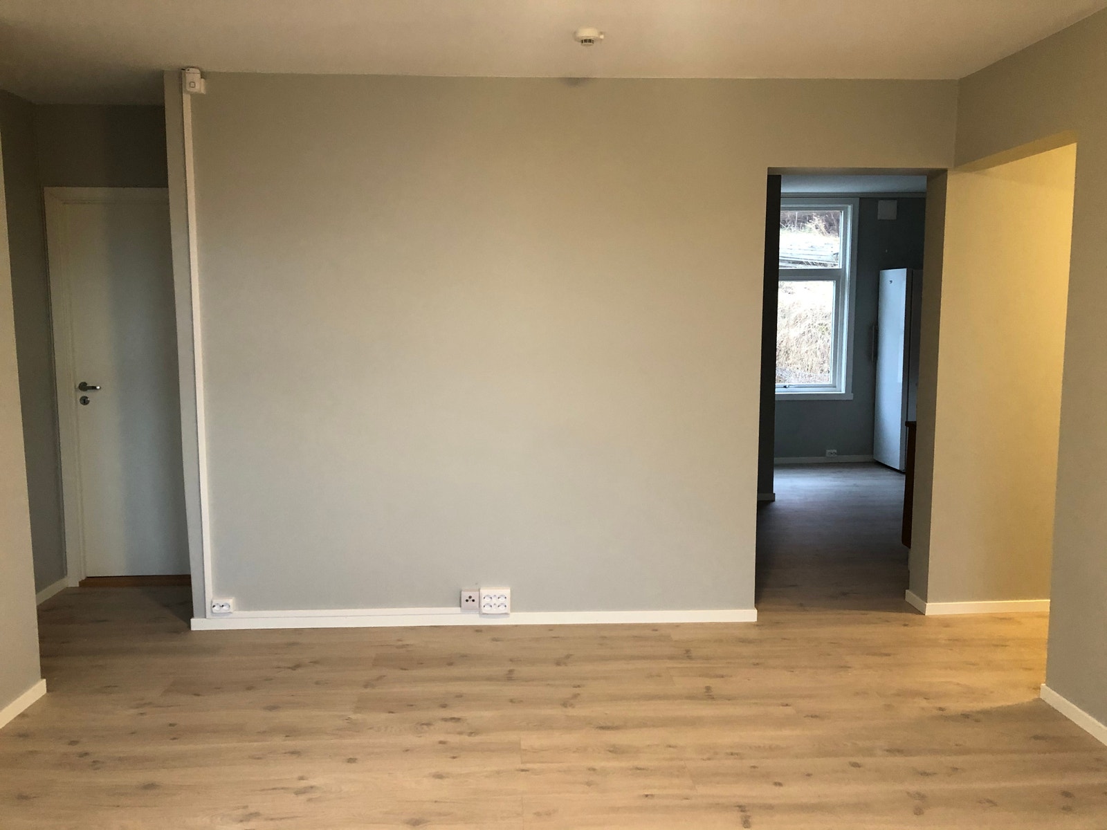 Stue. Kjøkken til høyre, soverom og bad til venstre. Galleribilde