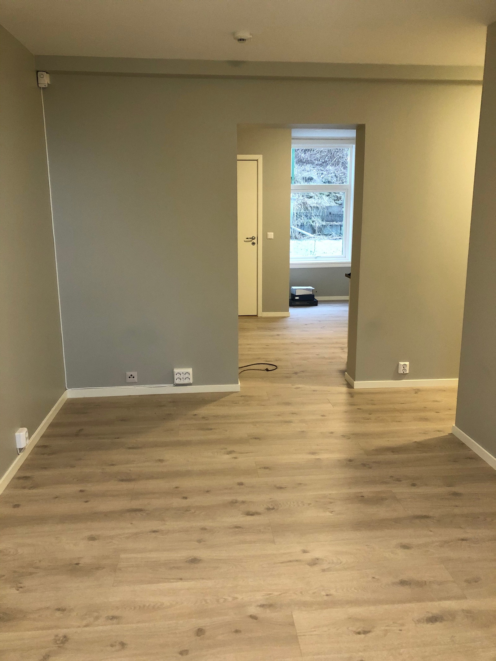 Stue med inngang til kjøkken. Galleribilde