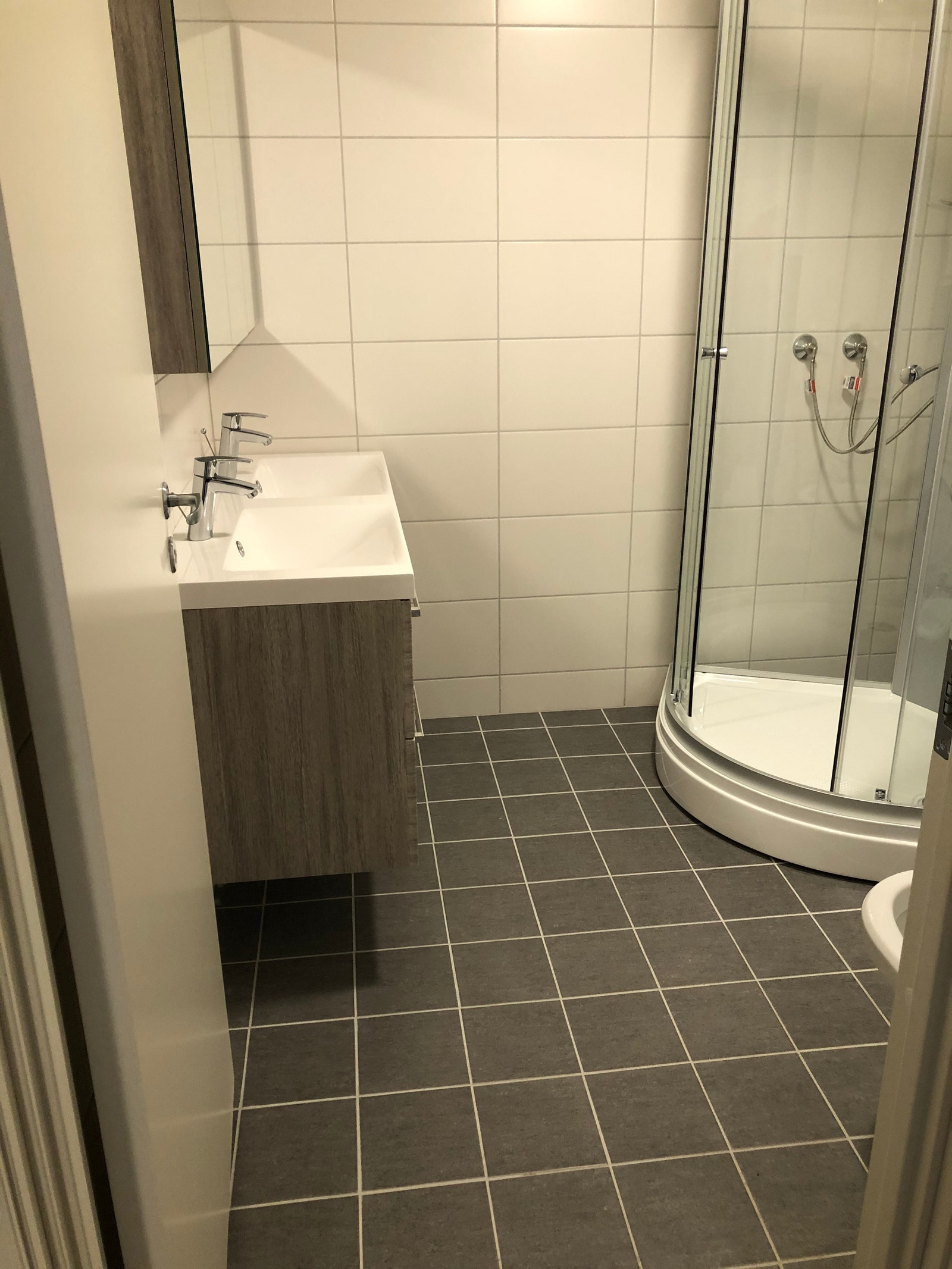 Flislagt bad med varmekabler. Galleribilde