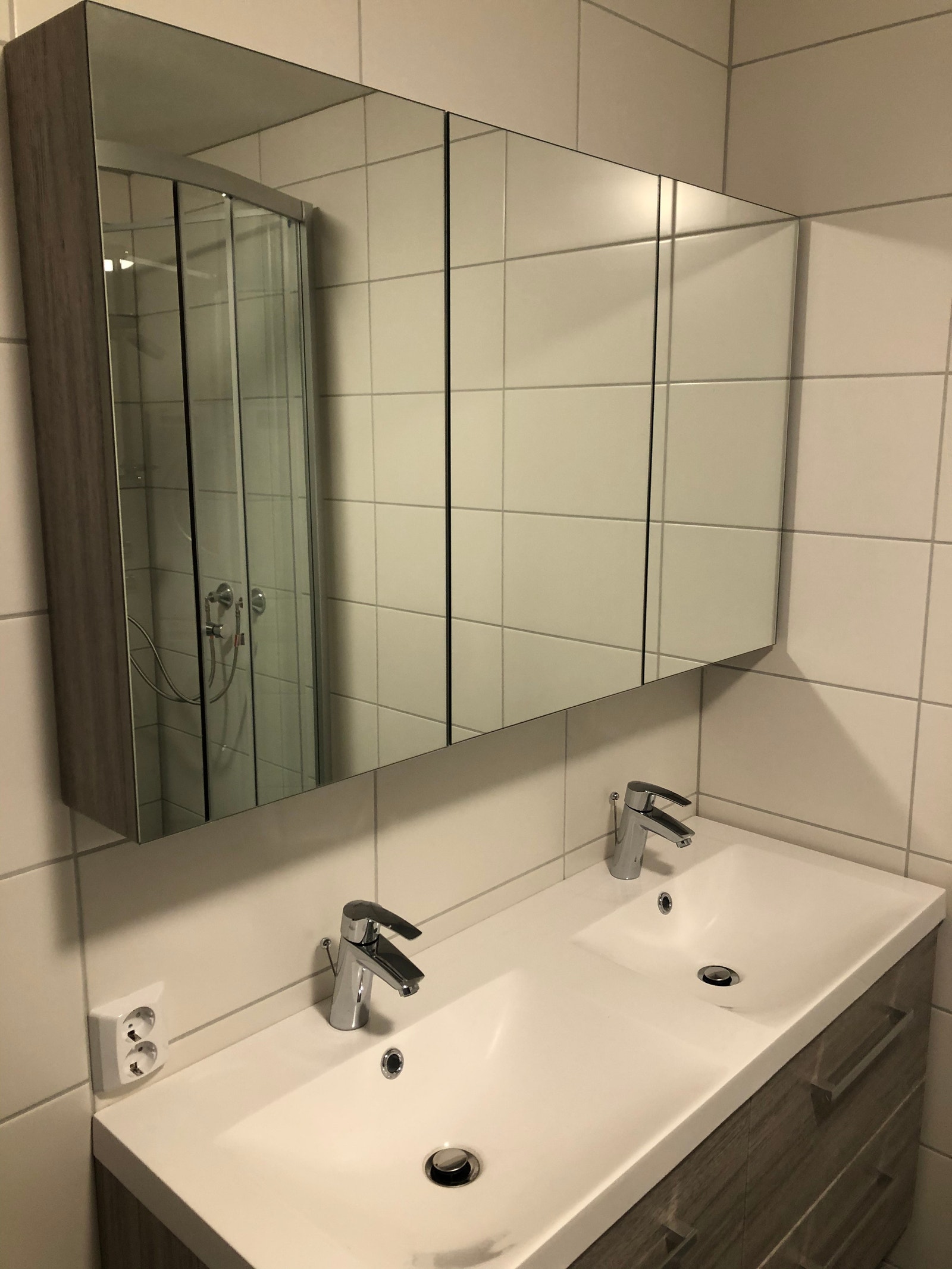 Dobbelservant. God plass til oppbevaring. Galleribilde