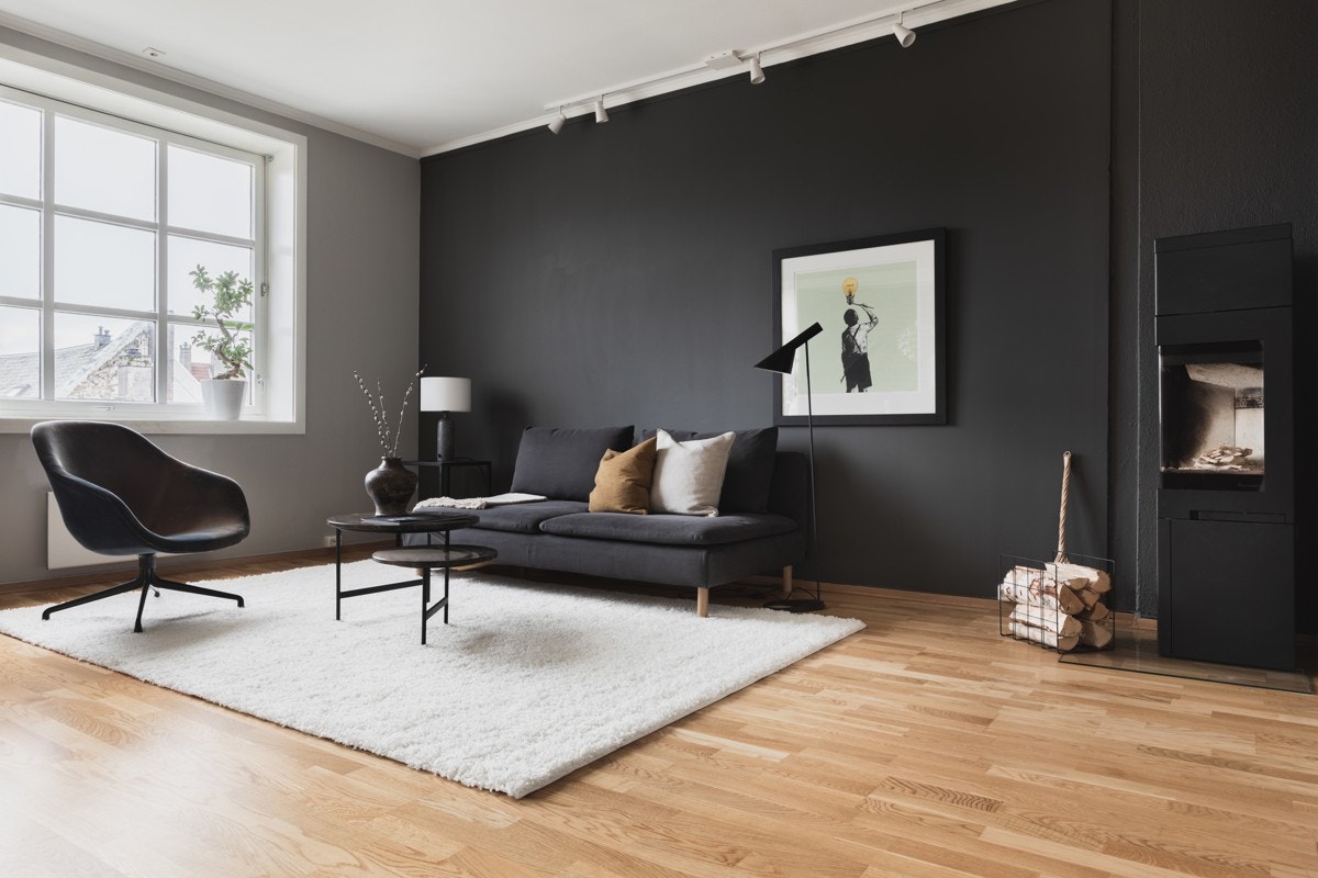 Store vindusflater gir en luftig og lys romfølelse. Galleribilde