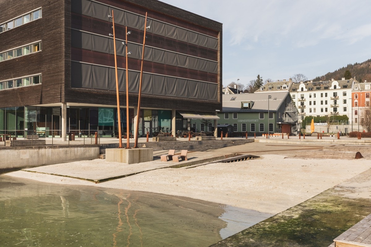2 minutters gange til den nye og populære bystranden ved BI. Galleribilde