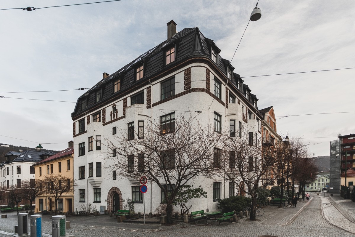 Den lekre bygården er tegnet av arkitekt Ole Landmark og ligger fint plassert på Møhlenpris med få minutters gangavstand til Bybane og sentrum. Galleribilde