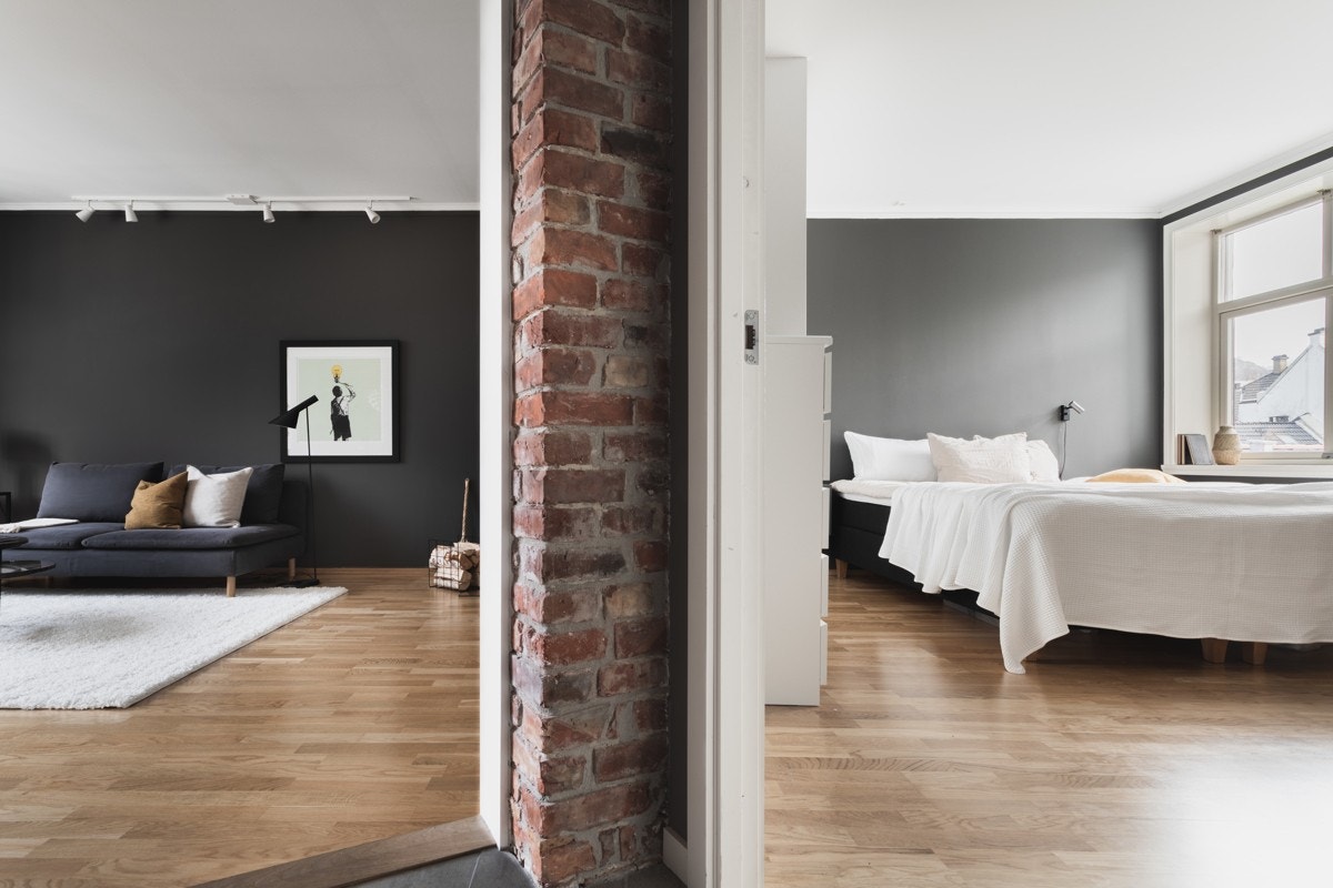 Velkommen inn! Teglstein skaper en urban tilværelse og definerer leilighetens sjarm og særpreg. Galleribilde