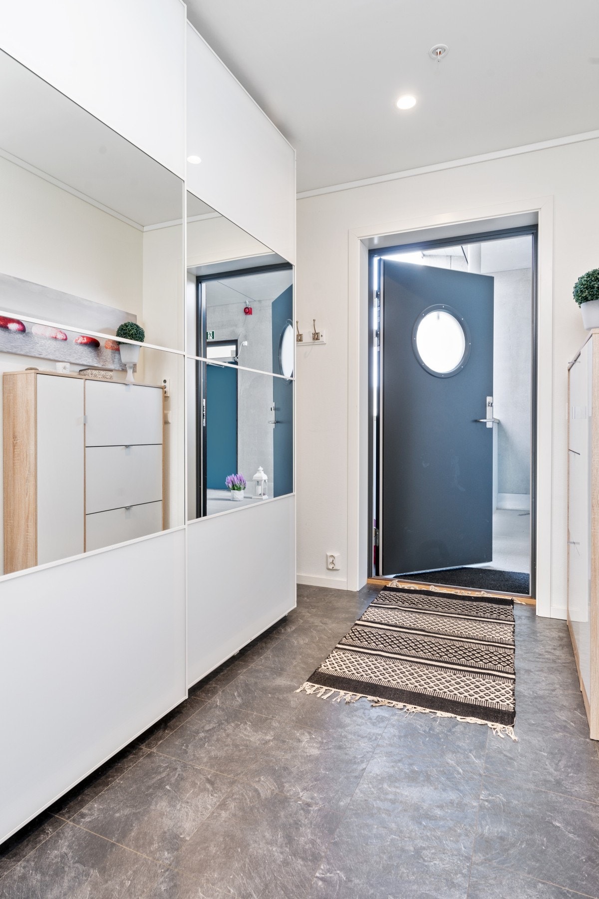 Entrè med skyvedørsgarderobe Galleribilde