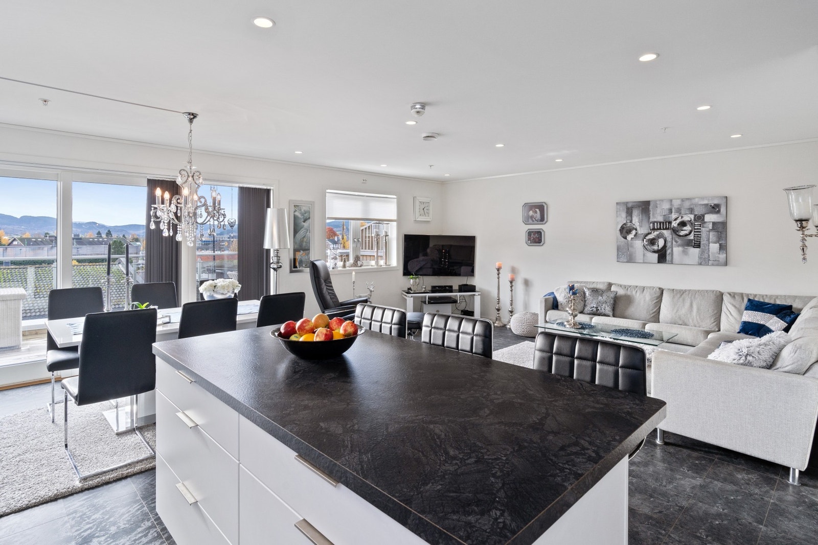 Lys og romslig stue/kjøkken med utgang til sørvendt terrasse Galleribilde