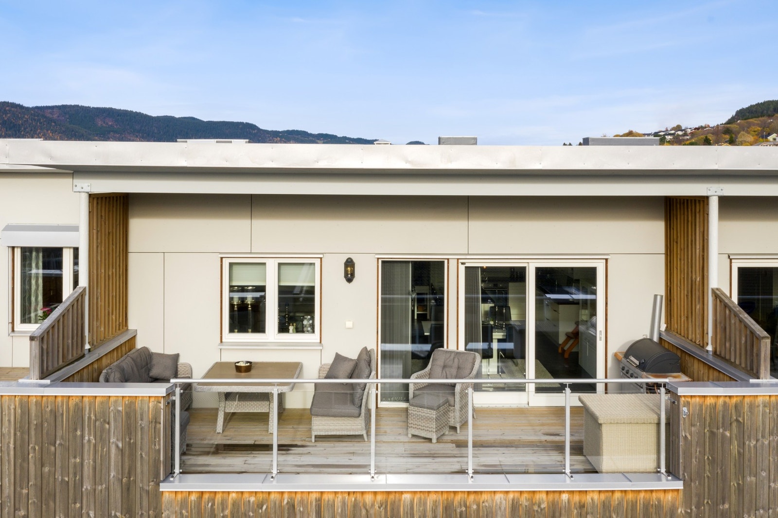 Sørvendt terrasse med gode solforhold Galleribilde