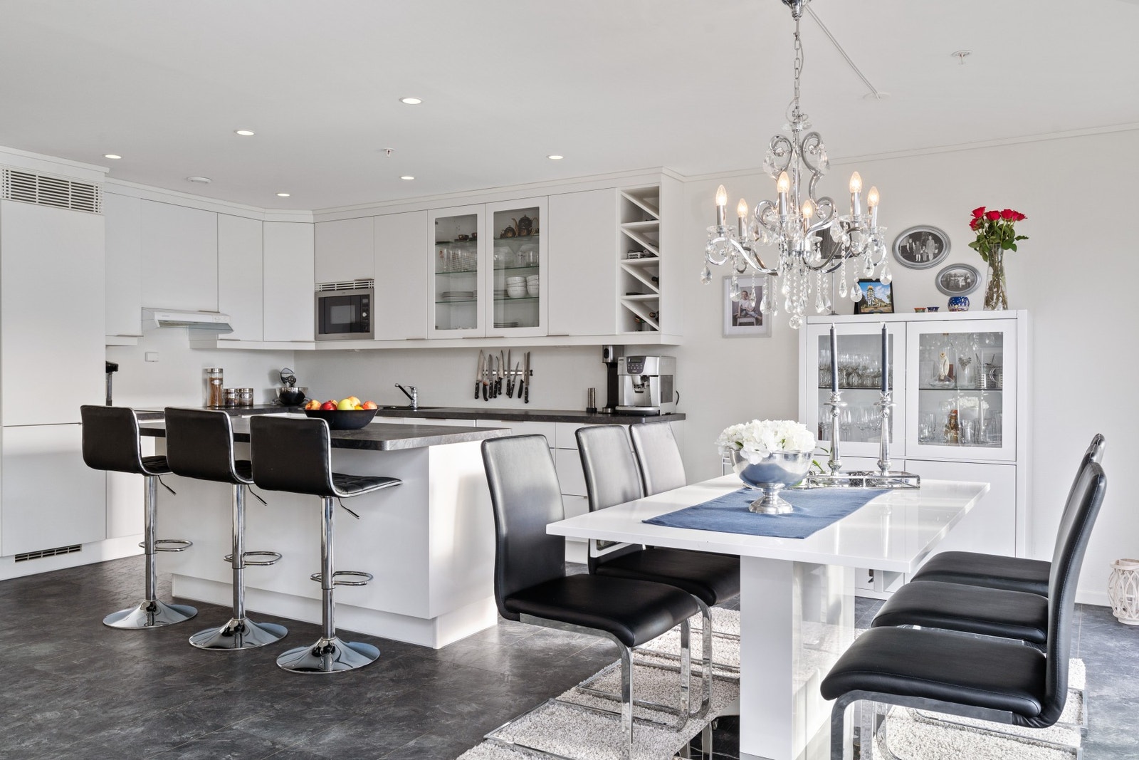 Lyst og moderne kjøkken fra byggeår 2015 Galleribilde