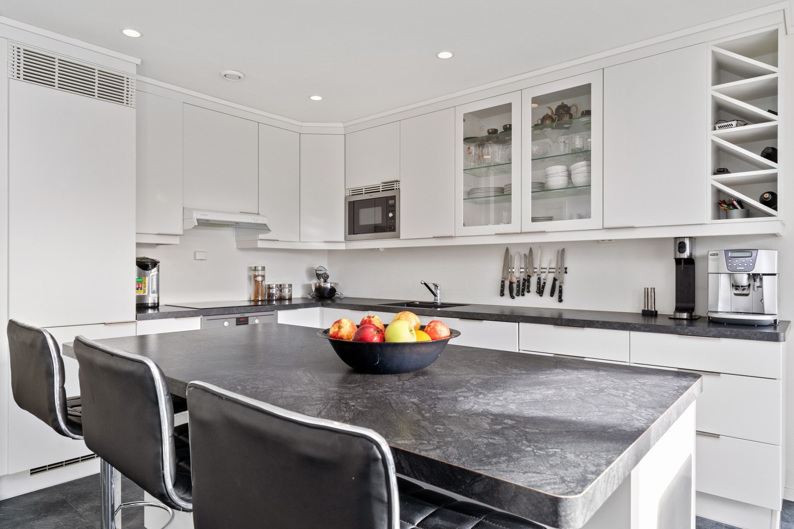 Praktisk kjøkkenøy som brukes som frokostbord Galleribilde