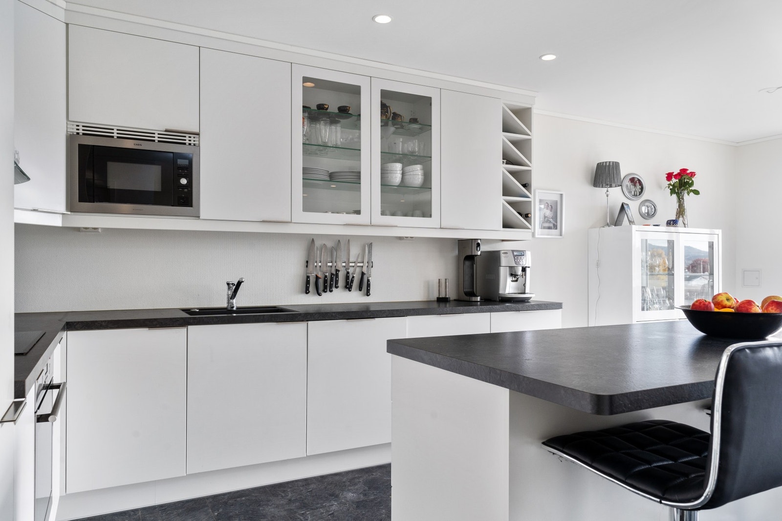 Kjøkkenet har integrerte hvitevarer og nedfelt oppvaskkum Galleribilde