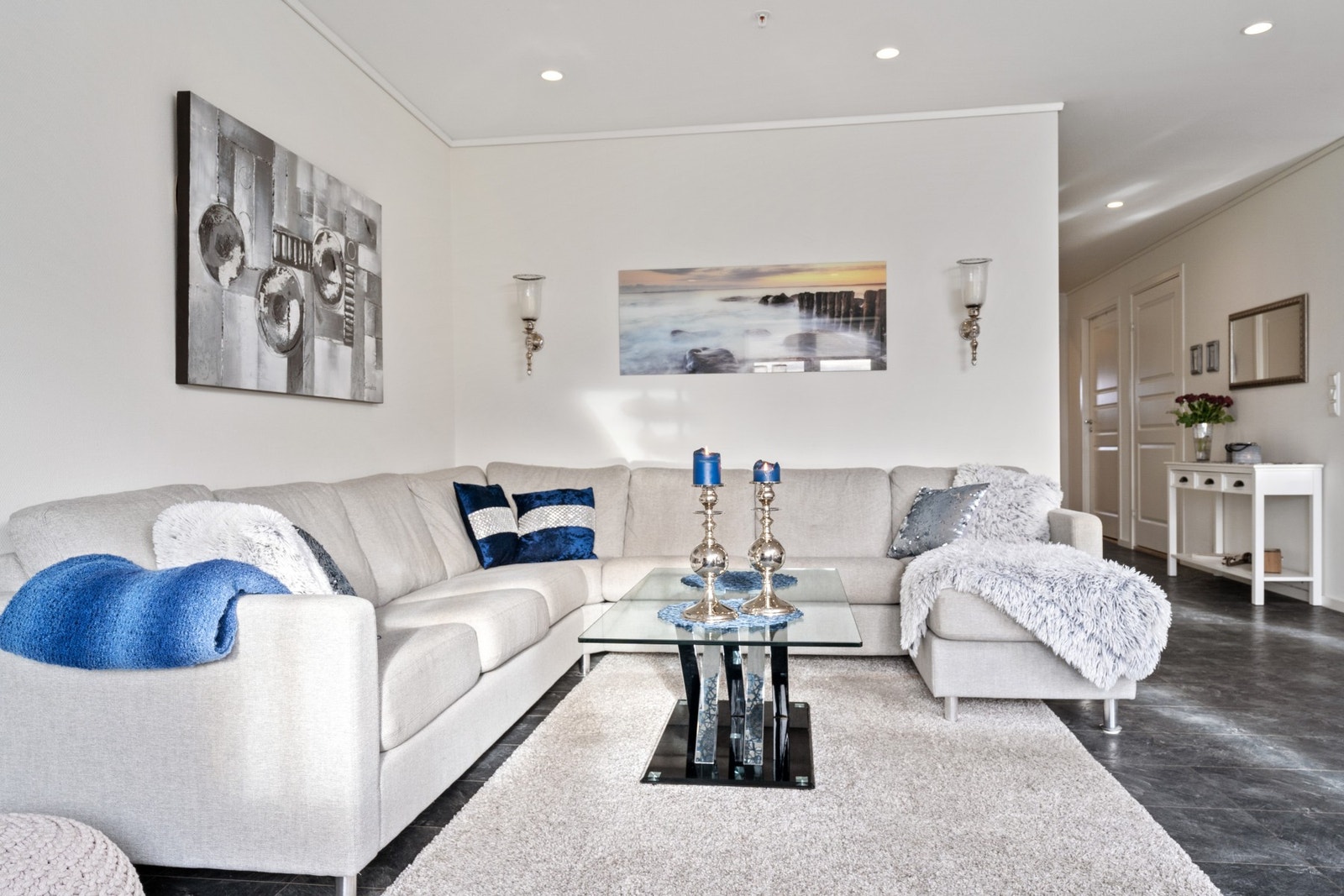 Leiligheten er rikelig belyst med spotter i tak Galleribilde