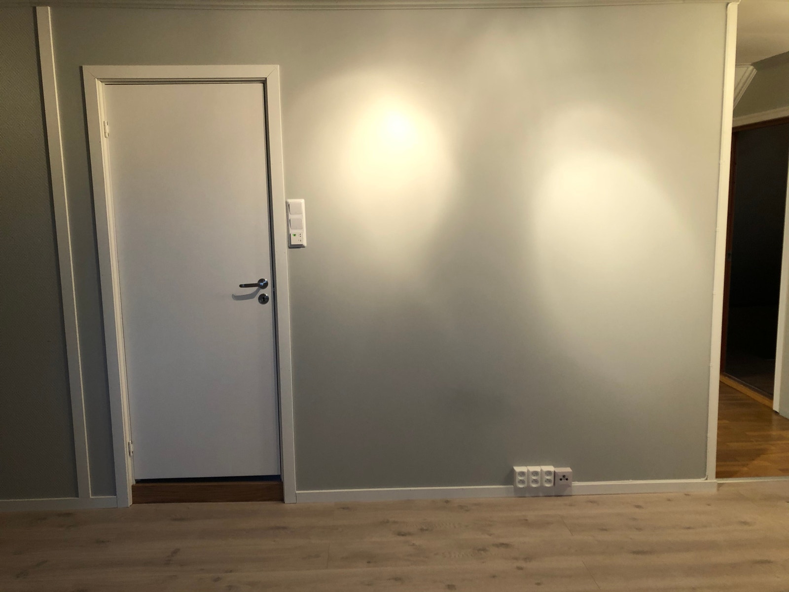 Stue med inngang til bad. Kjøkken til høyre. Galleribilde