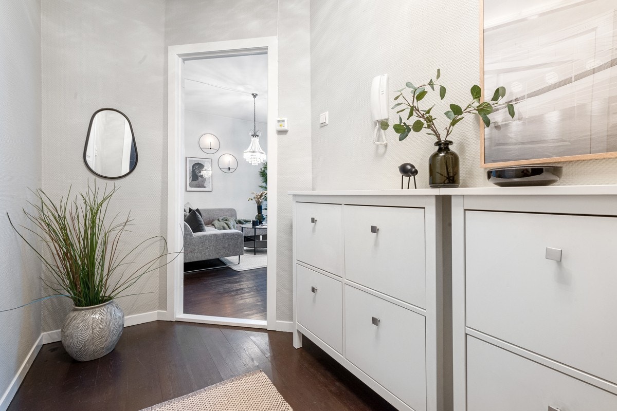 - Lysmalt entré/gang med god plass til sko og yttertøy. Praktiske fastmonterte skoskap som medfølger i handelen - Galleribilde