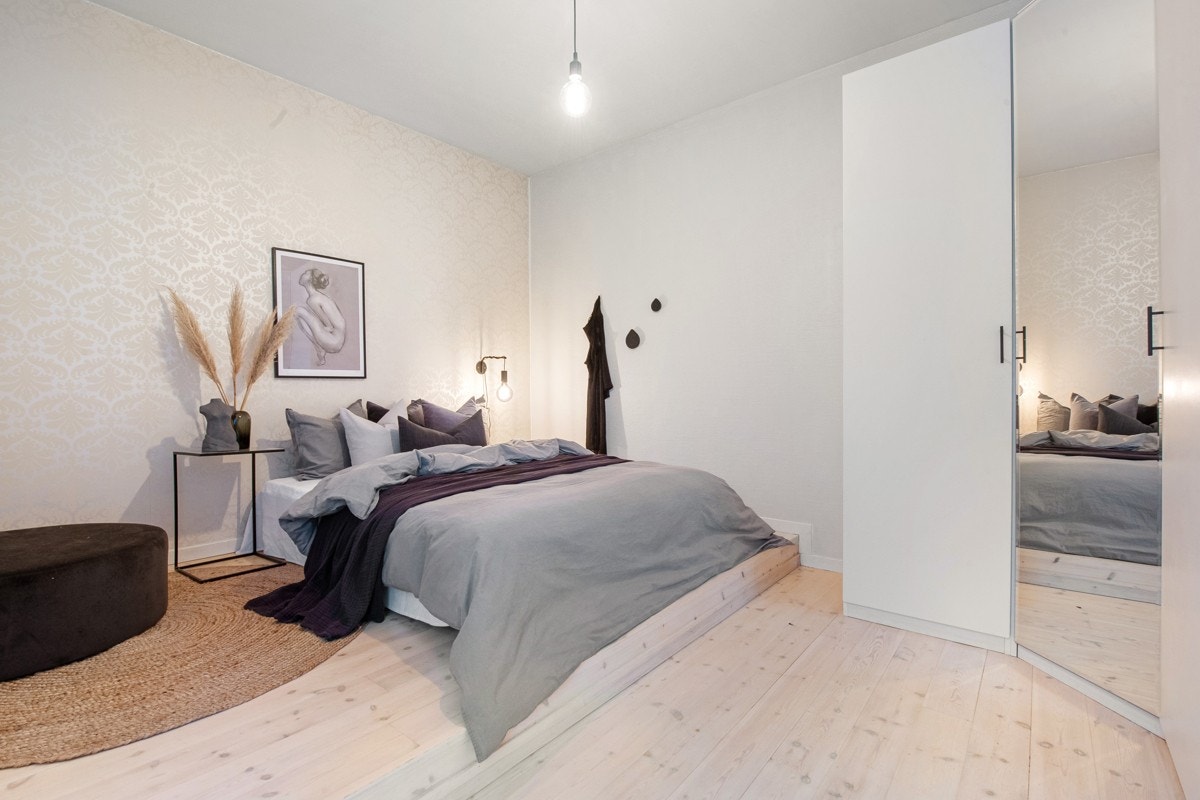 - Meget romslig soverom på hele 15 kvm. med god plass til både dobbeltseng og kontorplass - Galleribilde