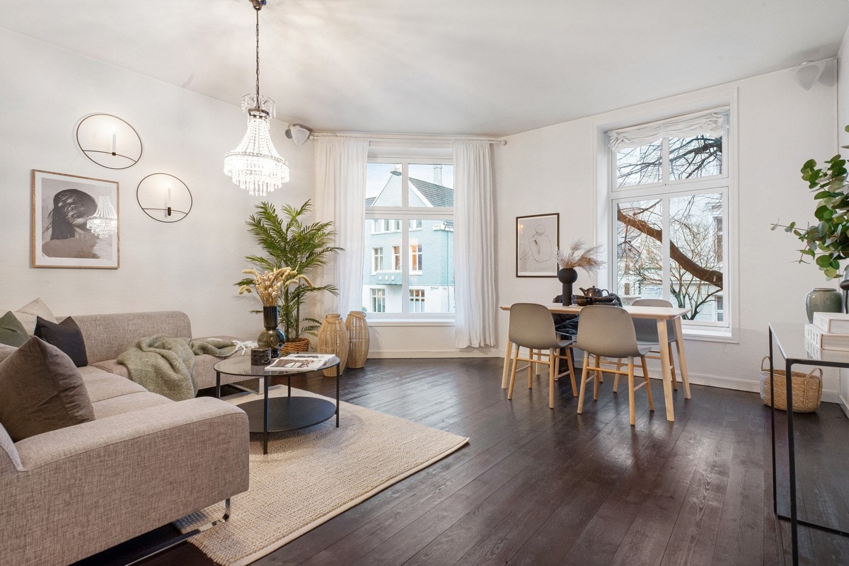 - Boligen er pent oppusset med lyse overflater og moderne innredning - Galleribilde