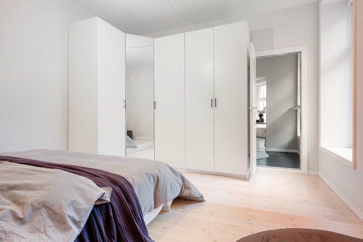 - Soverommet har masse lagringsplass med stor garderobe. Alle garderobeskap medfølger i handelen - Galleribilde