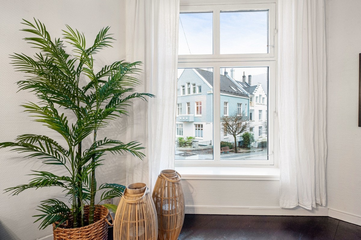 - Fra boligen kan man nyte utsikten mot de koselige brosteinsbelagte gatetun utenfor - Galleribilde