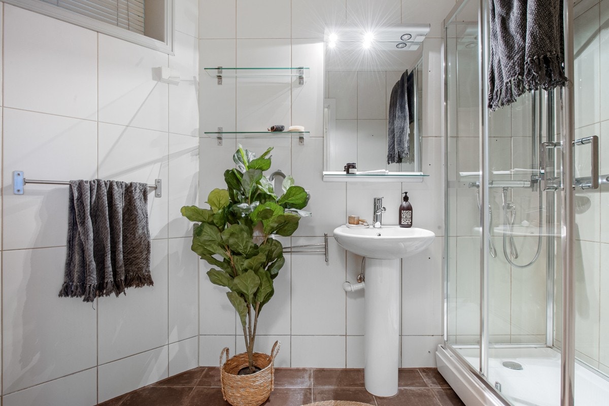 - Pent helfliset bad som er innredet med toalett, dusjkabinett og servant - Galleribilde