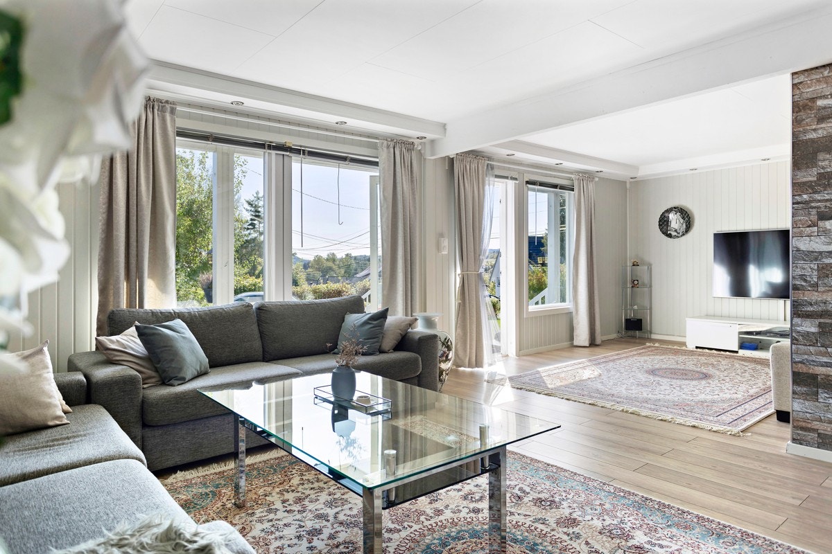 Stuen har god plass til sofagrupper, medievegg og spisegruppe Galleribilde