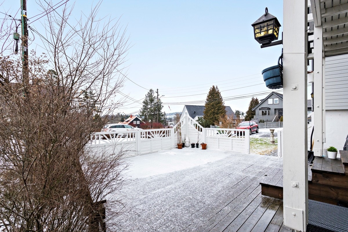 Det er god plass til utemøbler og grill, her kan sommeren nytes til det fulle! Galleribilde