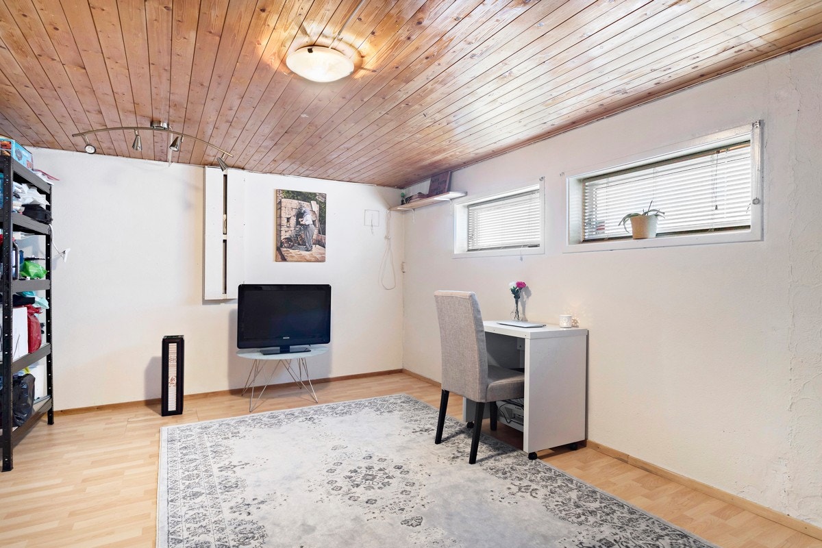 Kjellerstuen har god plass for stuemøblement og kontorhjørne Galleribilde