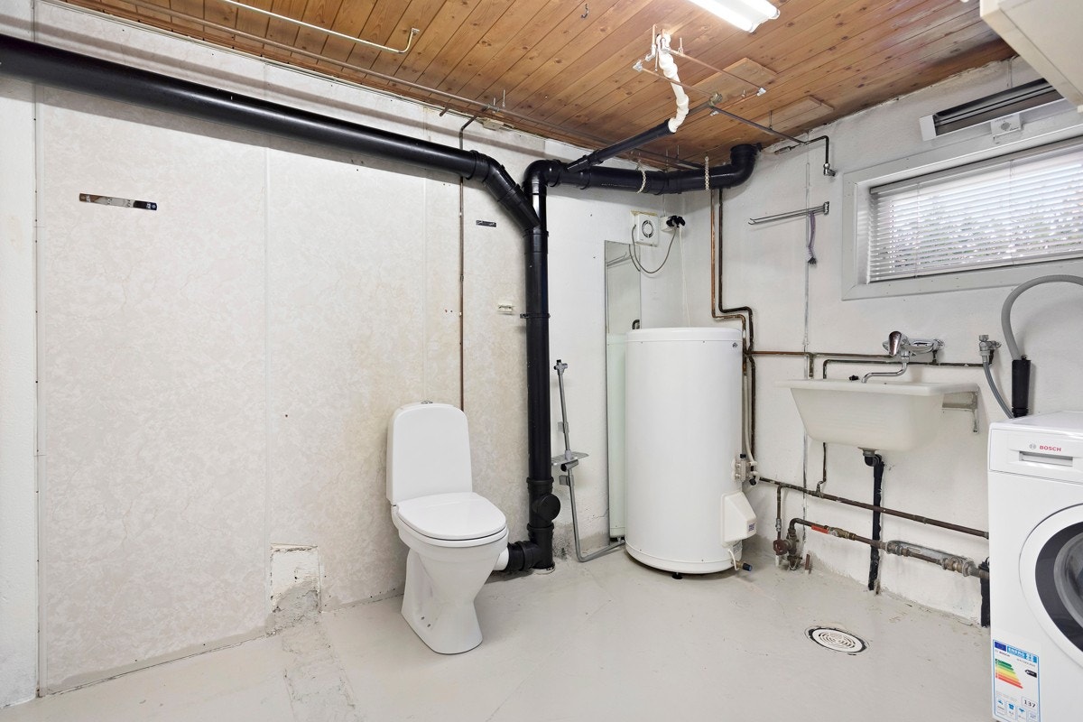 Praktisk vaskerom med varmtvannsbreder, wc og opplegg for vaskemaskin Galleribilde