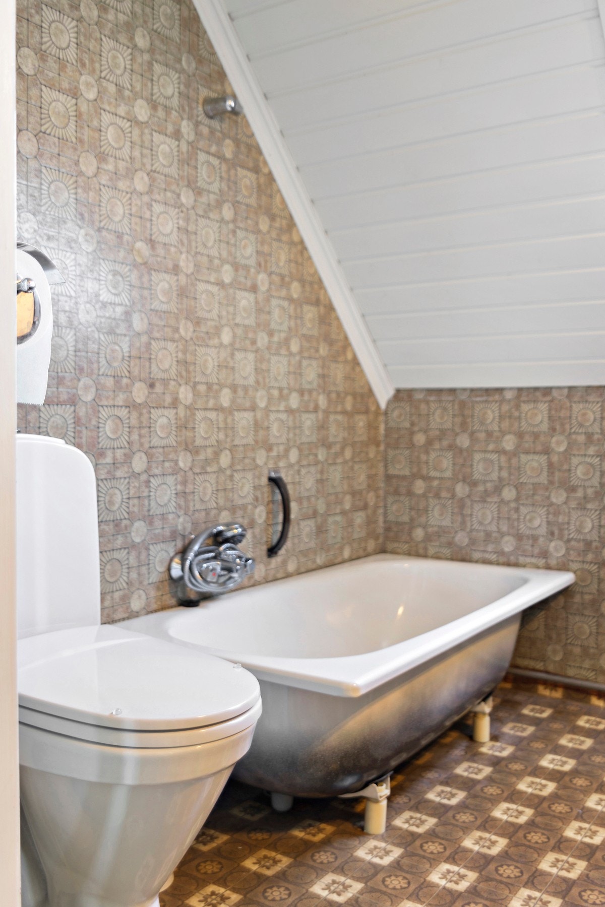 Innredningen består av badekar, wc, servant med underskap og belyst speilskap Galleribilde