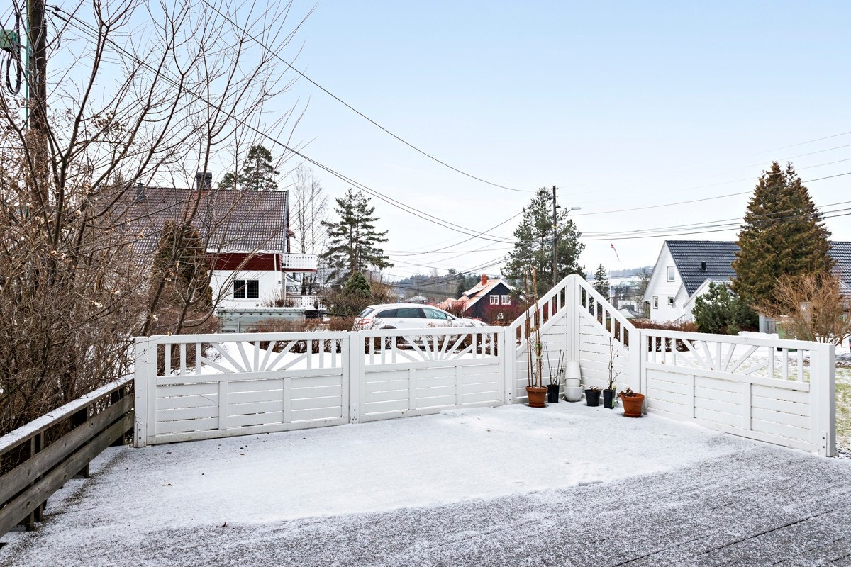 Fra stuen kommer du ut til en stor, solrik sørøstvendt terrasseplatting med hage Galleribilde