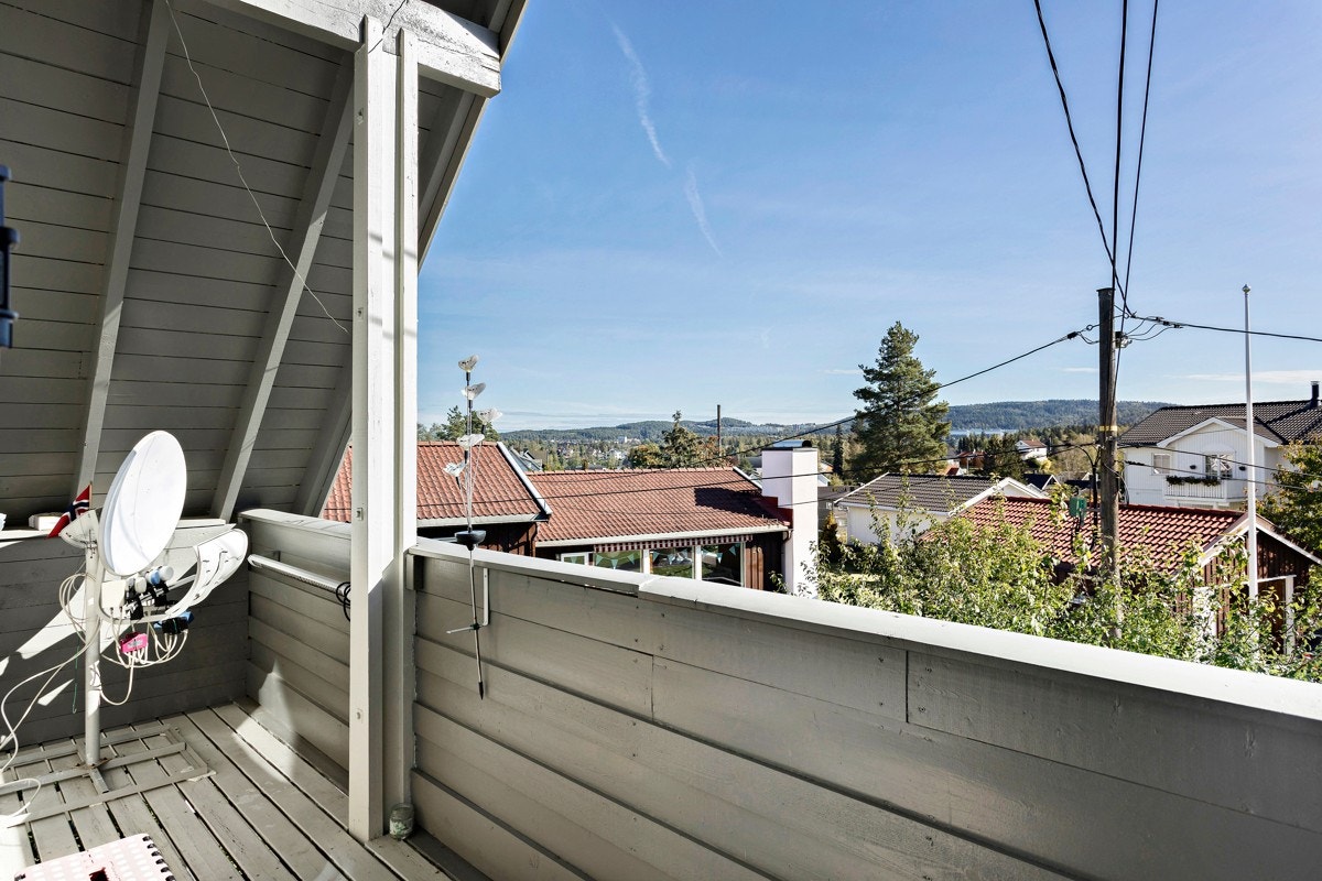 Fra hovedsoverom kommer du ut til en flott solrik sørøstvendt balkong på ca. 7,5m2 Galleribilde