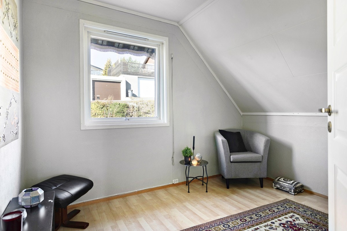 Soverommene har god plass til dobbeltseng og byr på god oppbevaringsplass i kott i knevegg Galleribilde