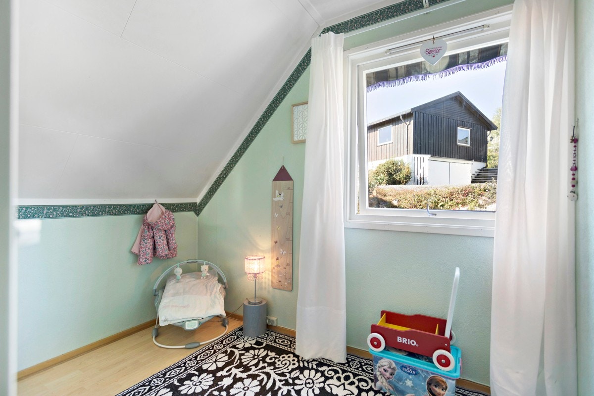 Boligens øvrige soverom har store vindusflater som slipper inn rikelig med lys Galleribilde