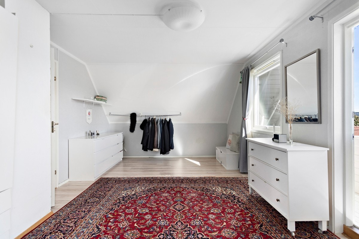 Stort hovedsoverom som enkelt kan deles i to Galleribilde