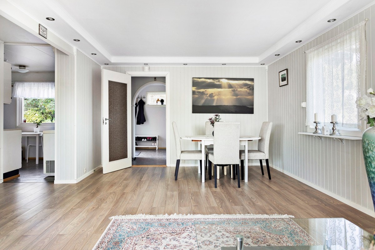 Spisestuen er plassert i romslige omgivelser og inviterer til mathygge Galleribilde