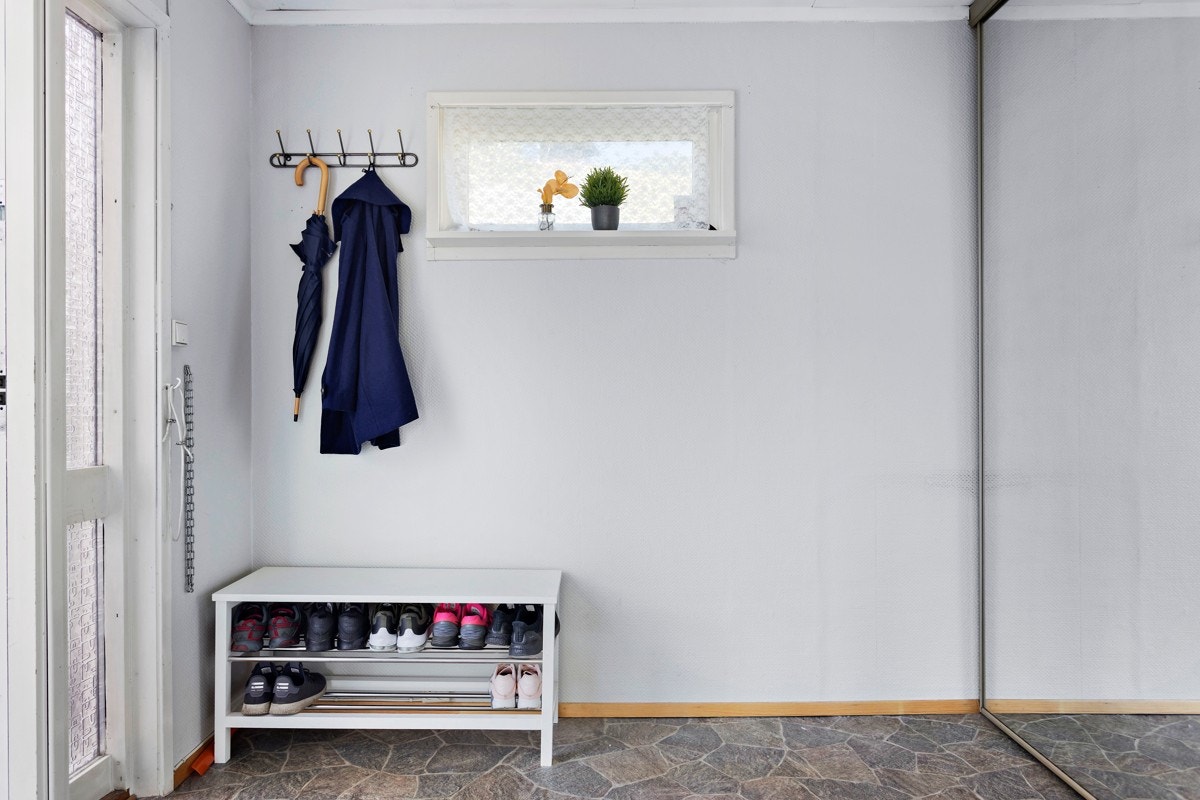 Hyggelig entre med skyvedørsgarderobe hvor det er hyggelig å ønske gjester velkommen Galleribilde