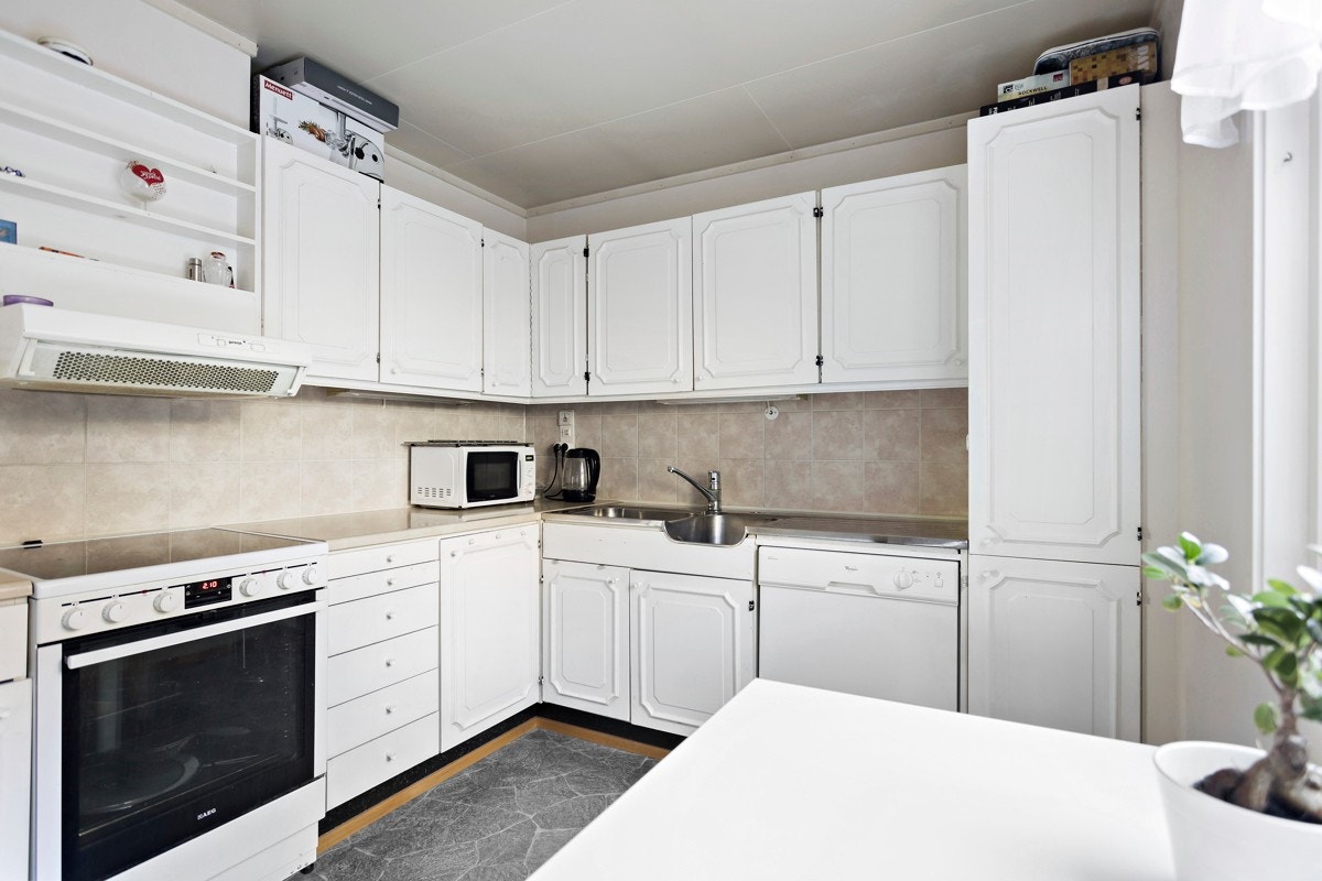 Kjøkkenet har god plass til spiseplass i lyse omgivelser rett ved vinduet Galleribilde