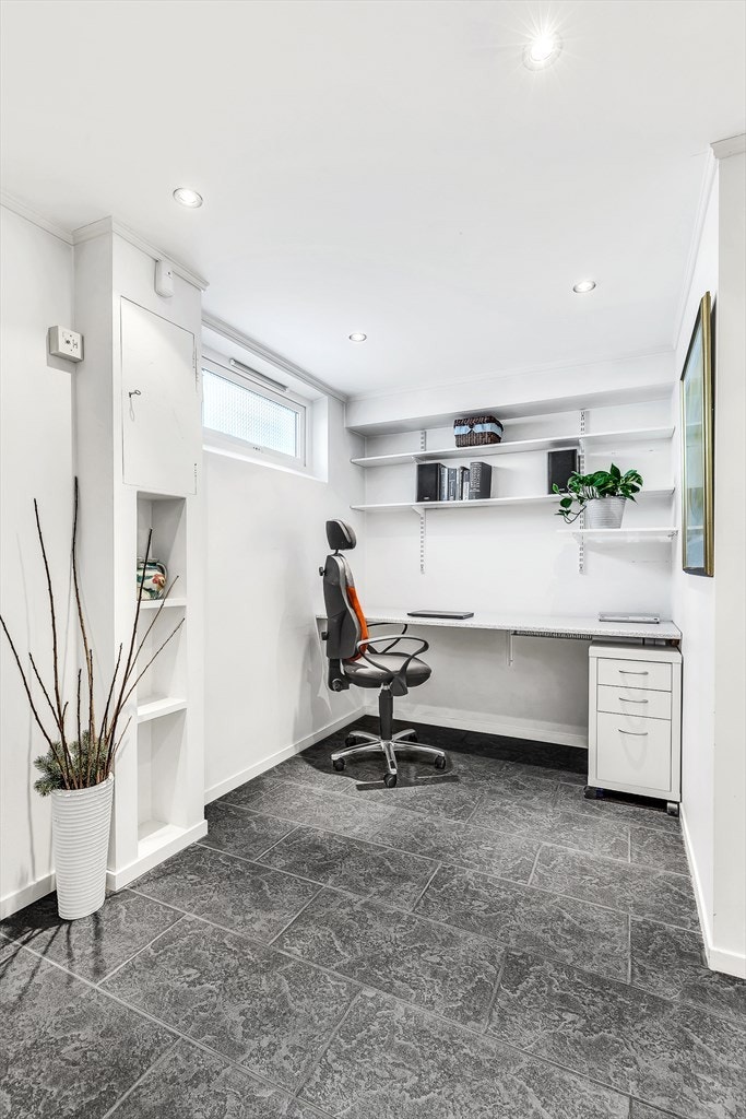 Kontor-rom i kjeller. Galleribilde