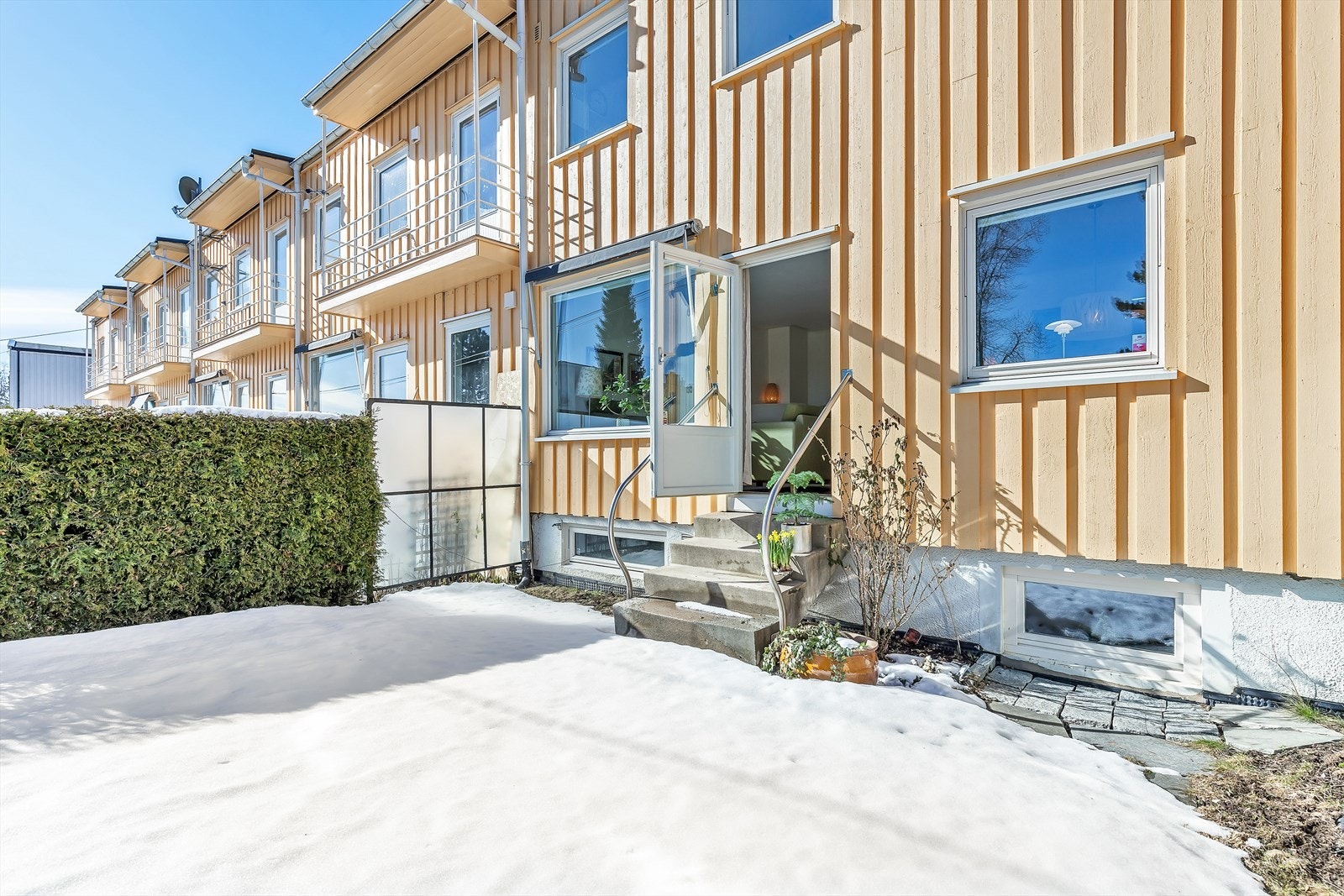 Velkommen til Heierstuveien 42 - et lyst, flott oppusset og romslig enderekkehus med hage. Boligen har god planløsning, gruepeis og utsikt mot sydøstlige deler av byen. En markanær bolig med kort vei til sentrale servicefunksjoner på Storo/Nydalen. Galleribilde