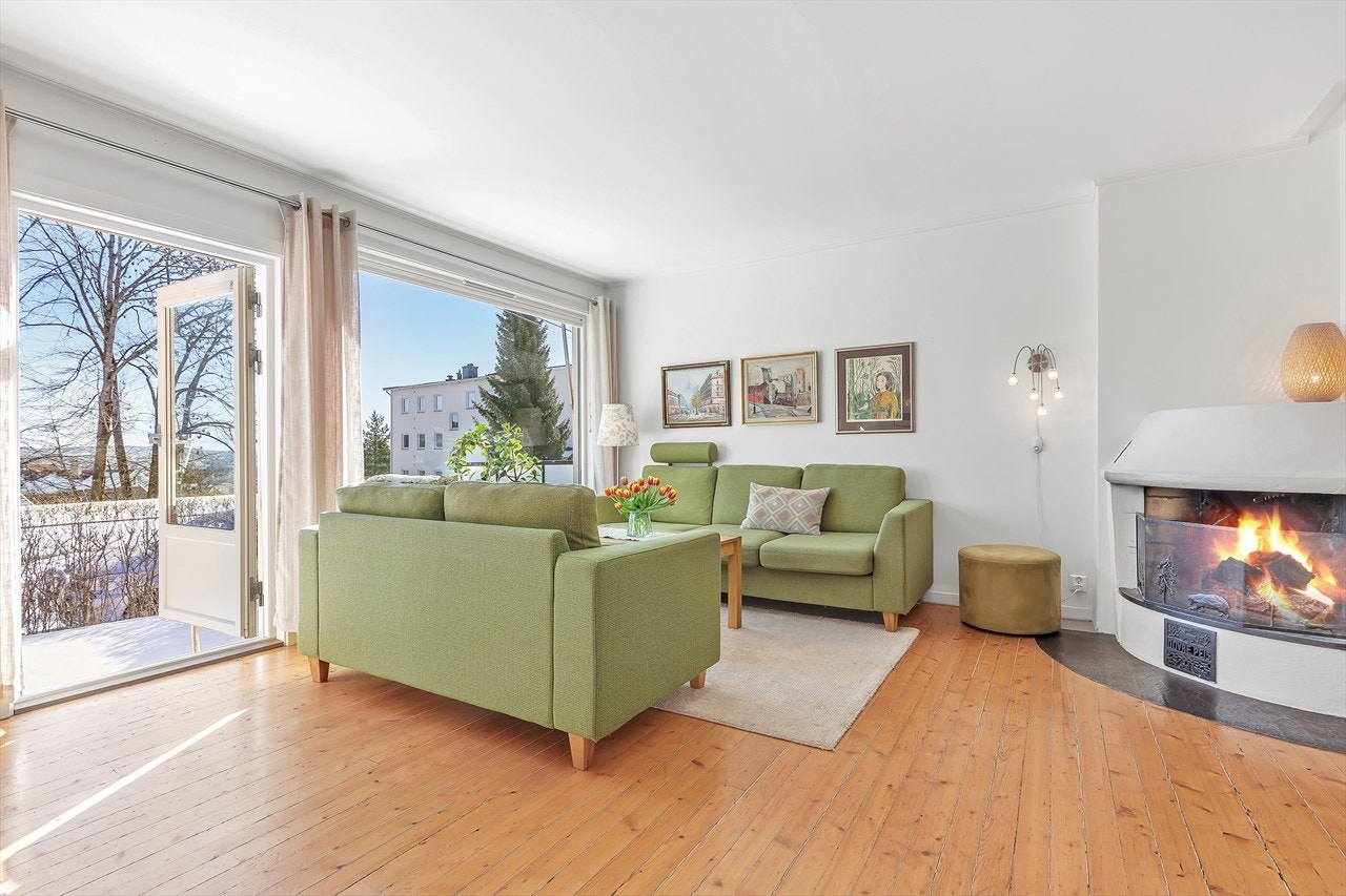 Stor lys stue med god vindusflate mot sydøst, samt gjennomgående lys fra kjøkkenet. En koselig gruepeis i hjørnet med god trekk. Stuen er sjarmerende med originale smalplankede grangulv. Det er romslig plass til salong og spisegruppe. Galleribilde