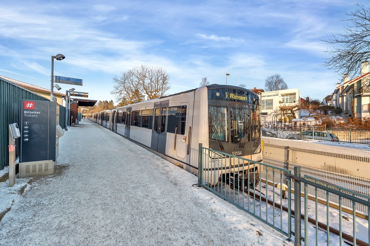 Østhorn T-bane stasjon/ Tåsen T-bane stasjon (ca 8 minutters spasertur unna). T-banen tar ca 6 min til Majorstuen. Galleribilde
