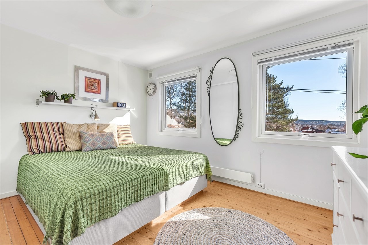 Hovedsoverommet har god plass til dobbeltseng, garderobeskap og kommode. Flott utsikt mot sydøstlige deler av byen. Galleribilde