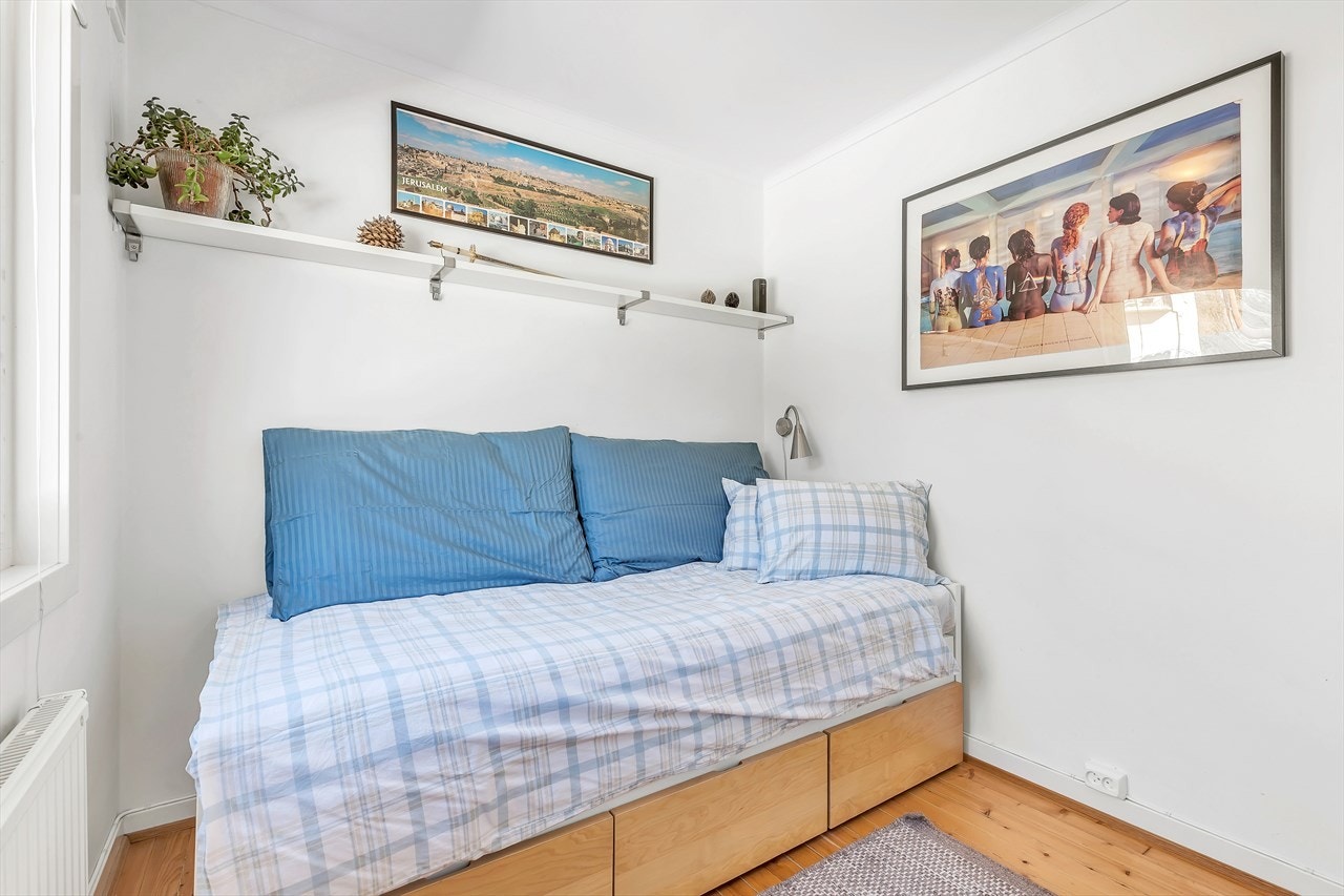 Barnerom med plass til seng og kommode og skrivebord. Galleribilde